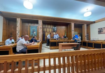 Seduta flop del Consiglio e l'irritazione del sindaco. La Regione interviene sull'incompatibilit&agrave; di due consiglieri