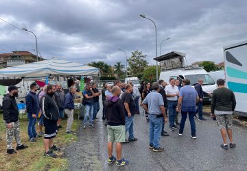 Esordio "bagnato" della Fiera del gioved&igrave;. E il "fuoco amico" della Polizia locale VIDEO