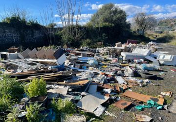 Santa Maria la Strada, allarme per i materiali ingombranti nel torrente Macchia