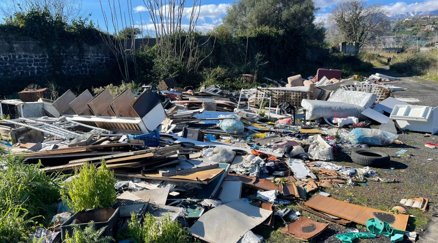 Santa Maria la Strada, allarme per i materiali ingombranti nel torrente Macchia