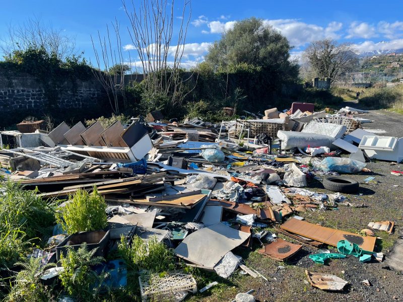 Santa Maria la Strada, allarme per i materiali ingombranti nel torrente Macchia