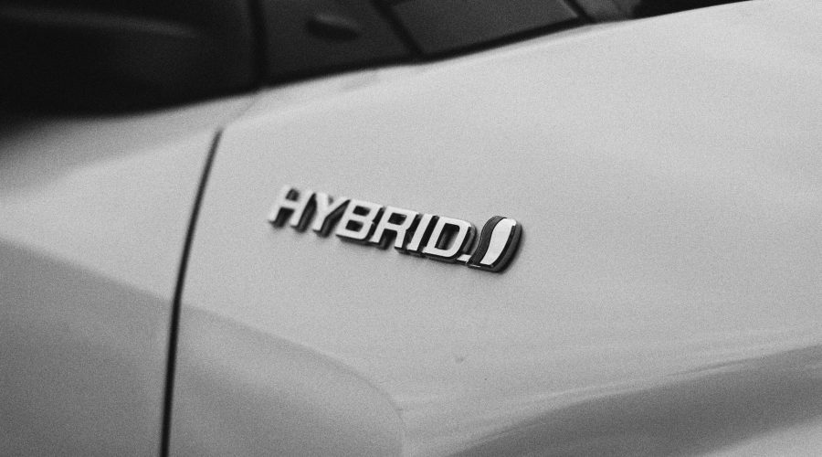 Automobili: gli italiani preferiscono l’ibrido, ma 2 su 3 non ne sanno abbastanza