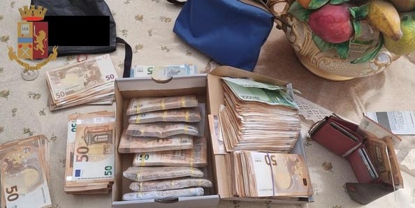 Fiumi di droga e soldi in contanti, due donne arrestate