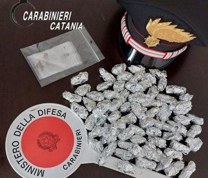 Beccato a spacciare di notte: arrestato un 22enne