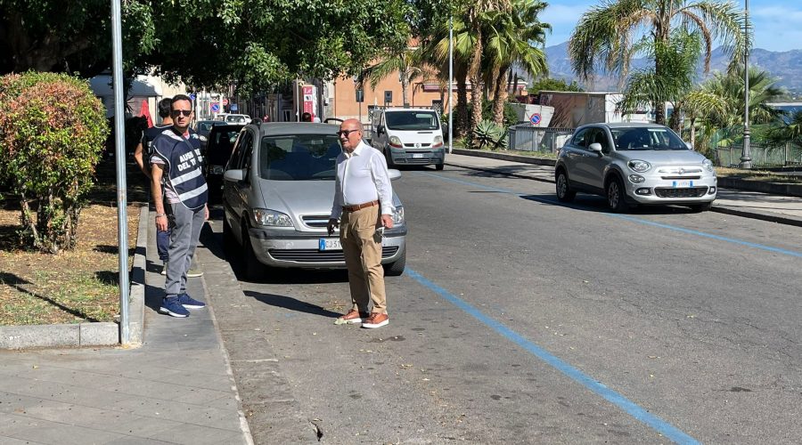 Riposto, ripartono le strisce blu in centro. Sopralluogo del sindaco