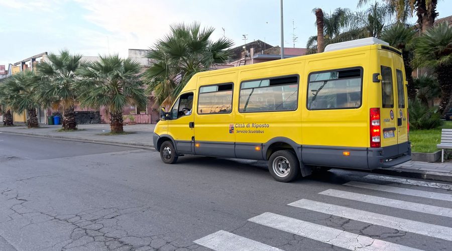 Riposto, ripartito il trasporto scolastico. A novembre i lavori alla Pirandello