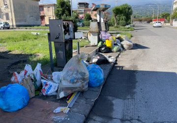 Riposto, troppi rifiuti indifferenziati. Il sindaco Caragliano: "Li raccogliamo solo una volta al mese"