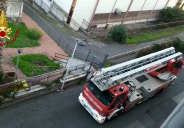 A fuoco materasso in un appartamento. Intervento dei Vvf