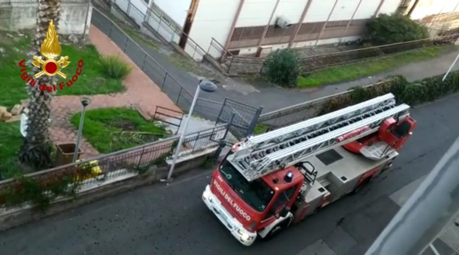 A fuoco materasso in un appartamento. Intervento dei Vvf