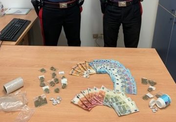 Scorrazza in piazza con lo scooter, fermato e beccato con la droga: arrestato un 21enne