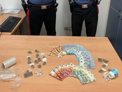 Scorrazza in piazza con lo scooter, fermato e beccato con la droga: arrestato un 21enne