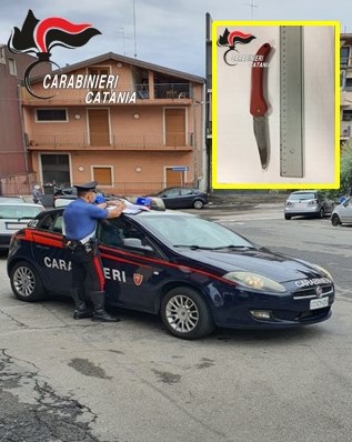 Rapina un giovane con un coltello a scatto: arrestato un 31enne