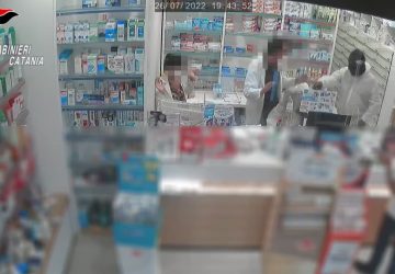 Rapinano farmacia ad Aci Catena: arrestati due 45enni VIDEO