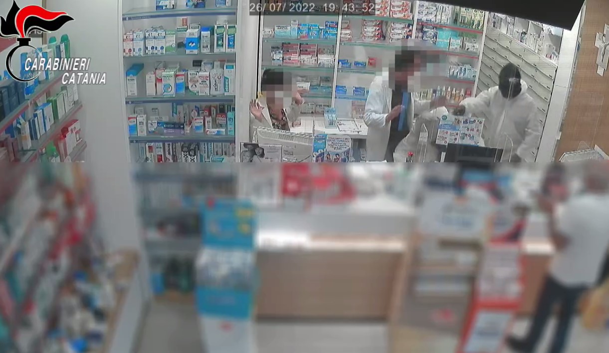 Rapinano farmacia ad Aci Catena: arrestati due 45enni VIDEO