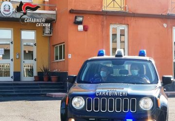 Aggredisce l'ex compagna armato di coltello: arrestato 33enne