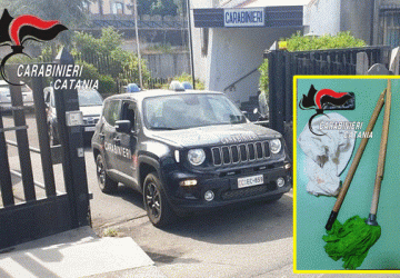 Tenta di soffocare e strangolare la moglie alla presenza dei due figli minori: arrestato 25enne