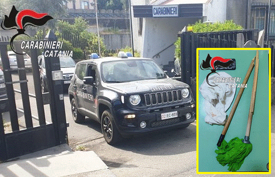 Tenta di soffocare e strangolare la moglie alla presenza dei due figli minori: arrestato 25enne