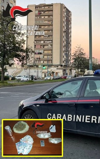 Arrestato un pusher con &ldquo;postazione da lavoro&rdquo; nell&rsquo;androne del palazzo e un 68enne evaso dai domiciliari