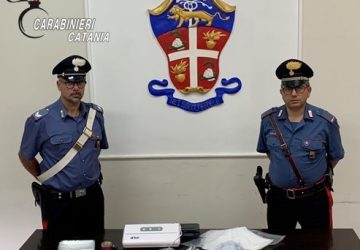 Nasconde la droga dietro al forno a microonde: arrestato