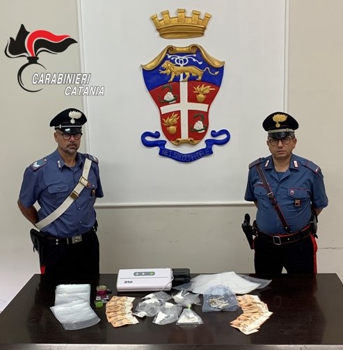 Nasconde la droga dietro al forno a microonde: arrestato