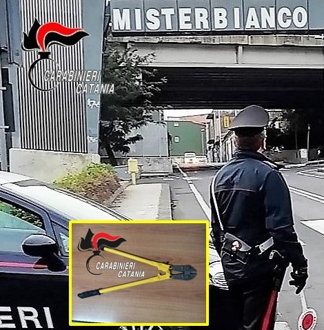 Sorpreso con l’auto carica di pedane rubate da un ponteggio: arrestato un 29enne