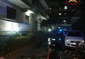 Incendio in un appartamento, muore un 62enne. Indagini in corso