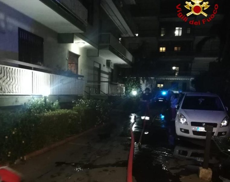 Incendio in un appartamento, muore un 62enne. Indagini in corso