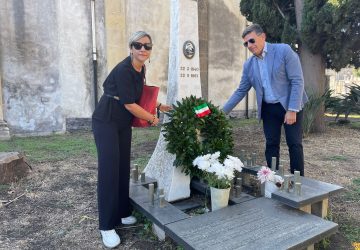 Giarre, deposizione delle corone di alloro a 4 uomini illustri della citt&agrave;