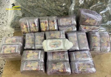Beccato un tir stupefacente: sequestrati 12,5 kg di hashish e 8,5 kg di marijuana. Arrestato il conducente