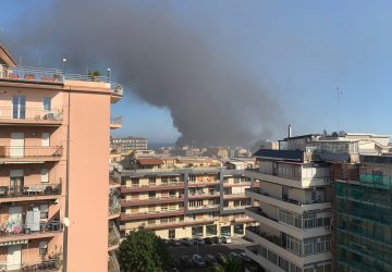 Vasto incendio a Picanello, nube nera visibile per chilometri