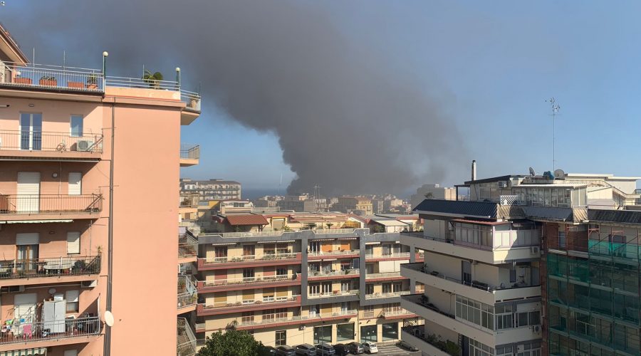 Vasto incendio a Picanello, nube nera visibile per chilometri