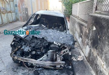Riposto, a fuoco auto in via Cascino