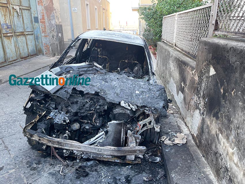 Riposto, a fuoco auto in via Cascino