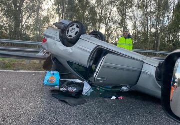 A18, auto si ribalta nei pressi del casello di San Gregorio