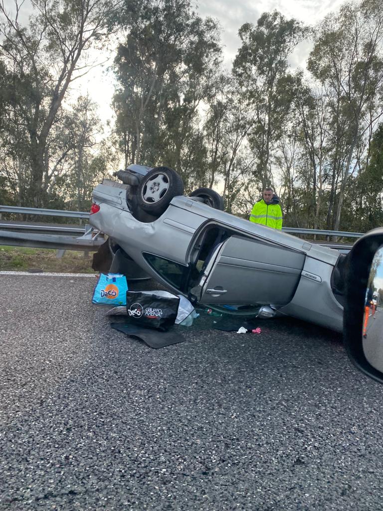 A18, auto si ribalta nei pressi del casello di San Gregorio