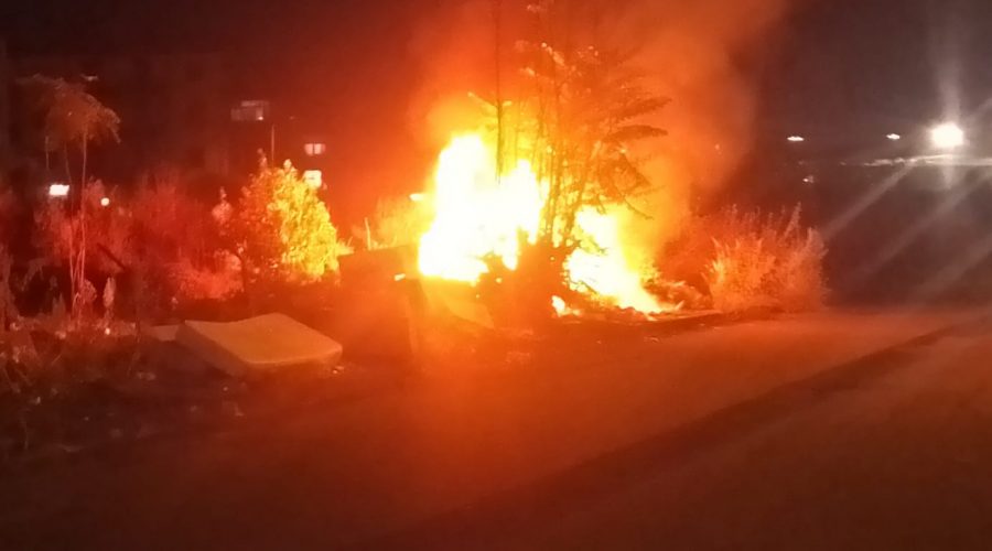 Giarre, ancora roghi in via Liguria. Fumi tossici a qualunque ora