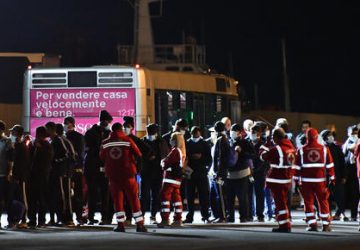 Migranti, svuotate le navi Ong a Catania