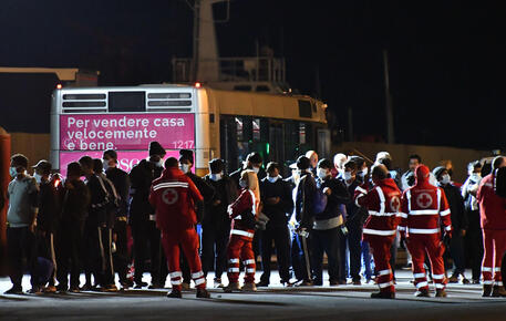In rada a Catania petroliera con 262 migranti soccorsi in mare