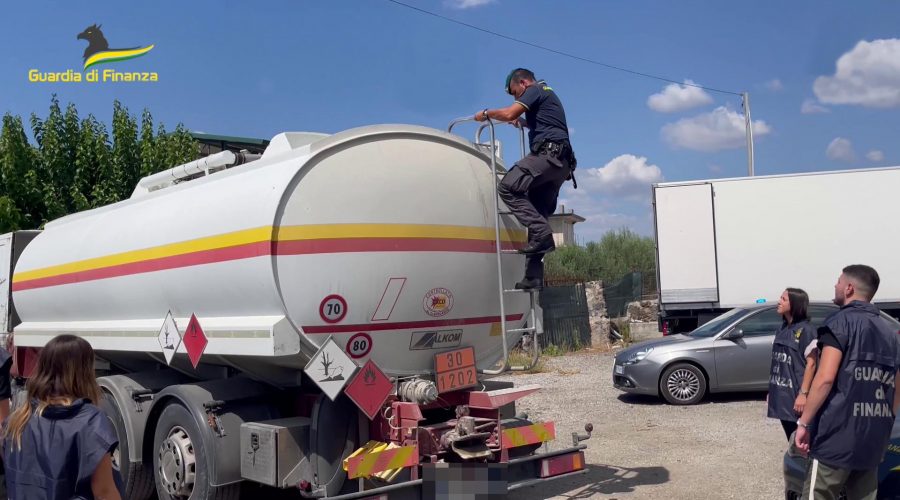 Truffa su carburanti, 13 indagati e sequestro beni per 25 mln di euro VIDEO