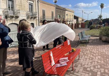 Anche a Carruba una panchina rossa contro la violenza sulle donne