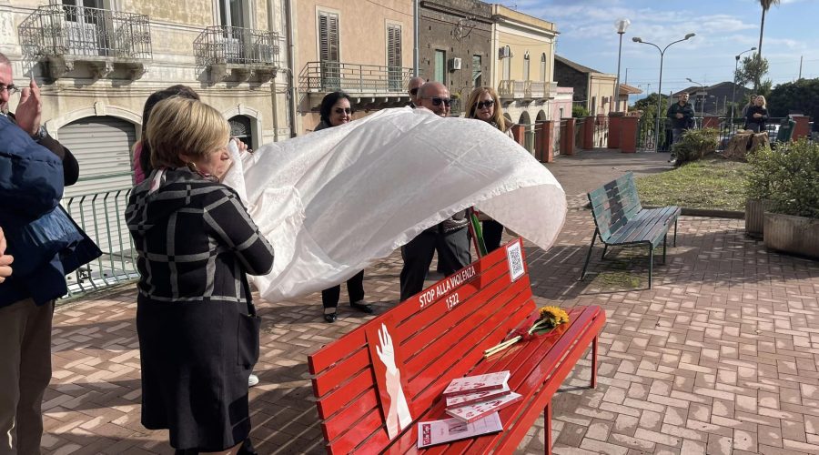 Anche a Carruba una panchina rossa contro la violenza sulle donne