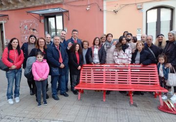 Una panchina rossa contro la violenza a Macchia