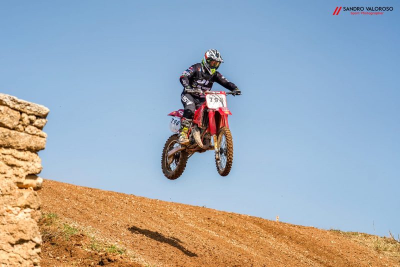 Motocross siciliano Epoca, il giarrese Giambattista Strano dedica il titolo regionale a Vincenzo Lombardo
