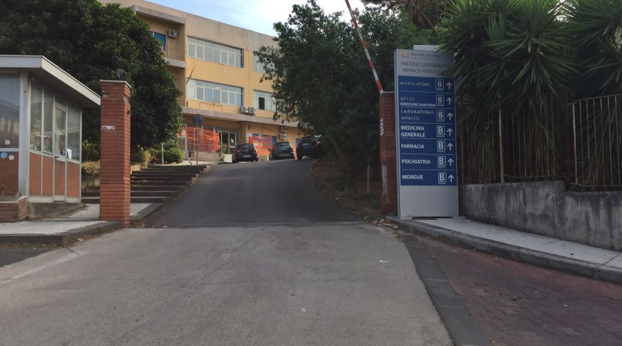 Biancavilla, dramma in Ospedale: 42enne si lancia nel vuoto e muore