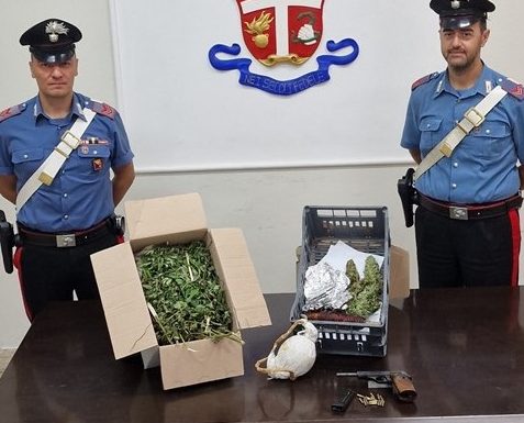 Beccato con 1,5 kg di droga, 1 pistola e una bomba carta del peso di 700 gr.: arrestato 28enne