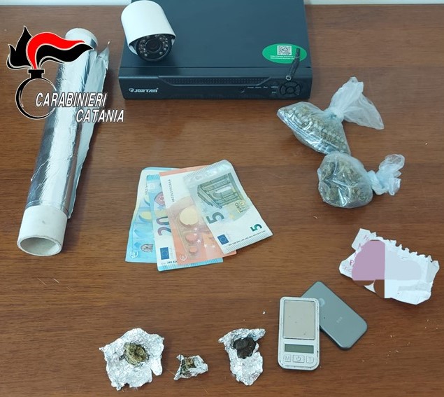 Lancia la droga dal balcone per beffare i Carabinieri: arrestato