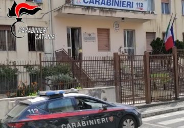 Beccato in un parcheggio a Riposto mentre spaccia: manette per un 20enne di Giarre