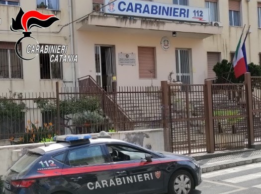 Beccato in un parcheggio a Riposto mentre spaccia: manette per un 20enne di Giarre