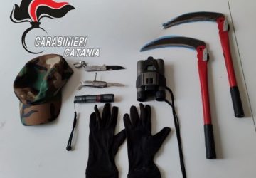 Spia con il binocolo l&rsquo;ex fidanzata dentro casa: allontanato dai carabinieri 34enne di Aci Catena