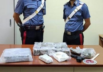 Trovati oltre 22 kg di droga in una villetta abbandonata: indagini in corso dei Carabinieri